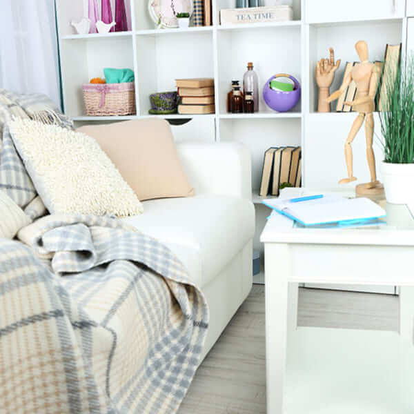 Une étagère de garde-manger parfaitement rangée avec des bocaux en verre étiquetés et des paniers en osier.